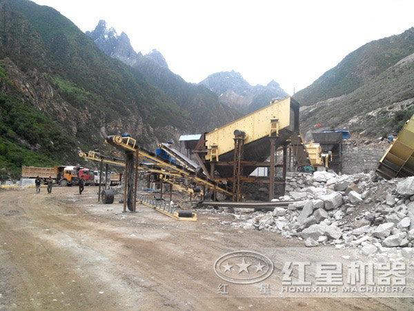 石英制砂機作業(yè)現(xiàn)場