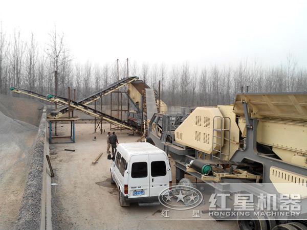 移動制砂機(jī)作業(yè)現(xiàn)場 移動制砂機(jī)作業(yè)現(xiàn)場