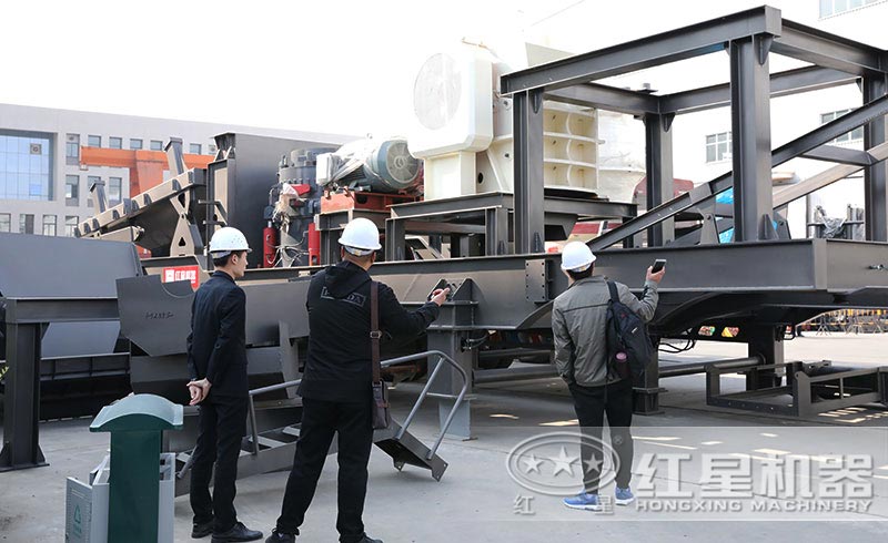 來廠參觀車載流動嗑石機的用戶 來廠參觀車載流動嗑石機的用戶