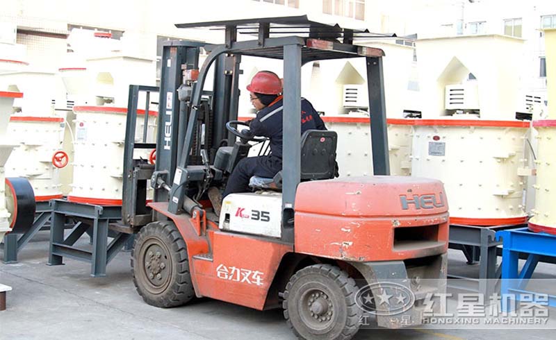 廠區(qū)擺放整齊的立式復(fù)合破碎機