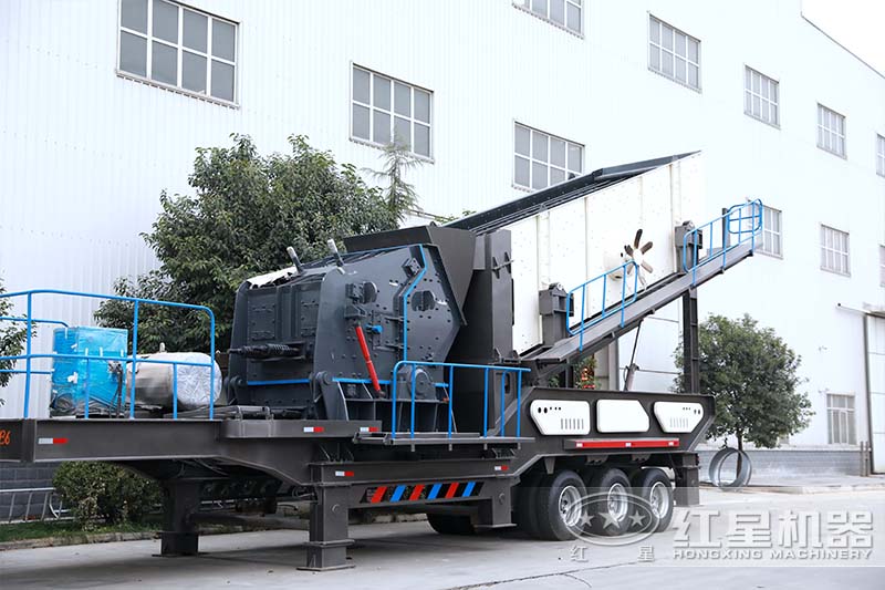 大型移動(dòng)反擊式軋石機(jī) 大型移動(dòng)反擊式軋石機(jī)