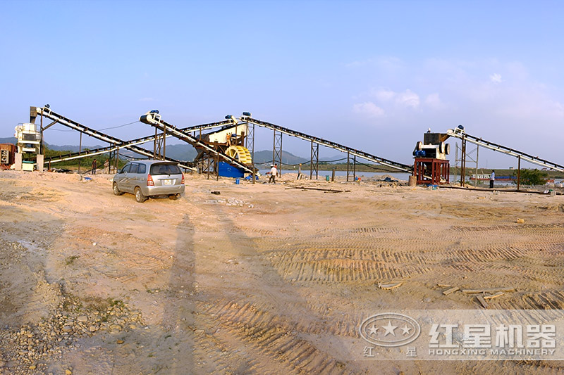 制砂生產(chǎn)線中的顎式破碎機(jī)，細(xì)碎