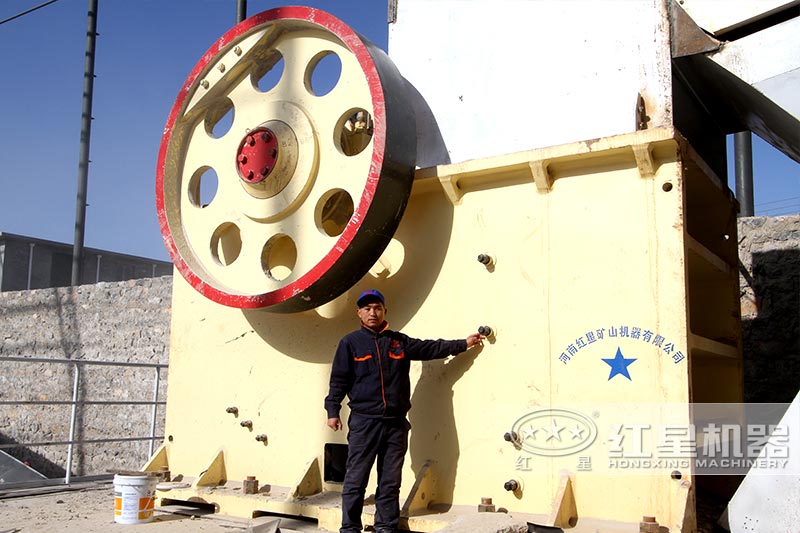 912顎式破碎機(jī)在現(xiàn)場