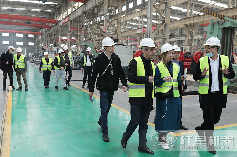 客戶(hù)一行來(lái)廠考察制砂設(shè)備